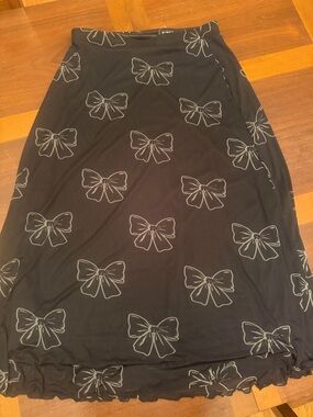 Hot Topic Black A-Line Skirt with Light Gray Bow Print